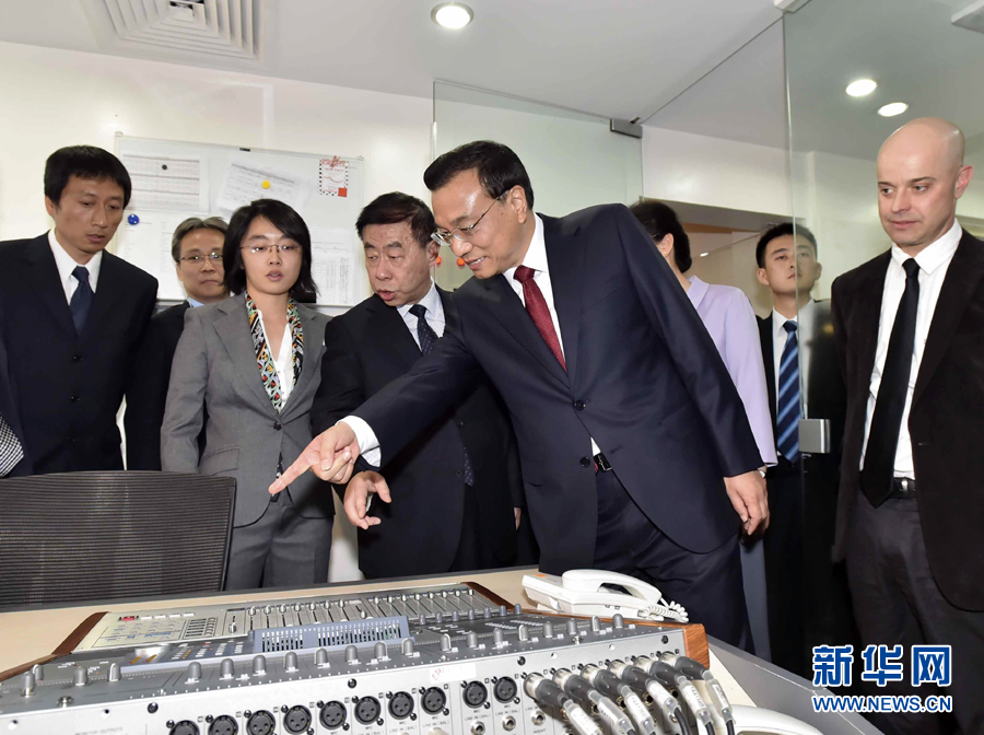 5月11日，中國國務(wù)院總理李克強在肯尼亞首都內(nèi)羅畢看望并慰問中央電視臺非洲分臺員工。 新華社記者 李濤 攝 