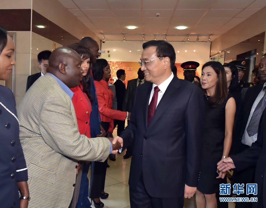 5月11日，中國國務(wù)院總理李克強在肯尼亞首都內(nèi)羅畢看望并慰問中央電視臺非洲分臺員工。 新華社記者 李濤 攝 