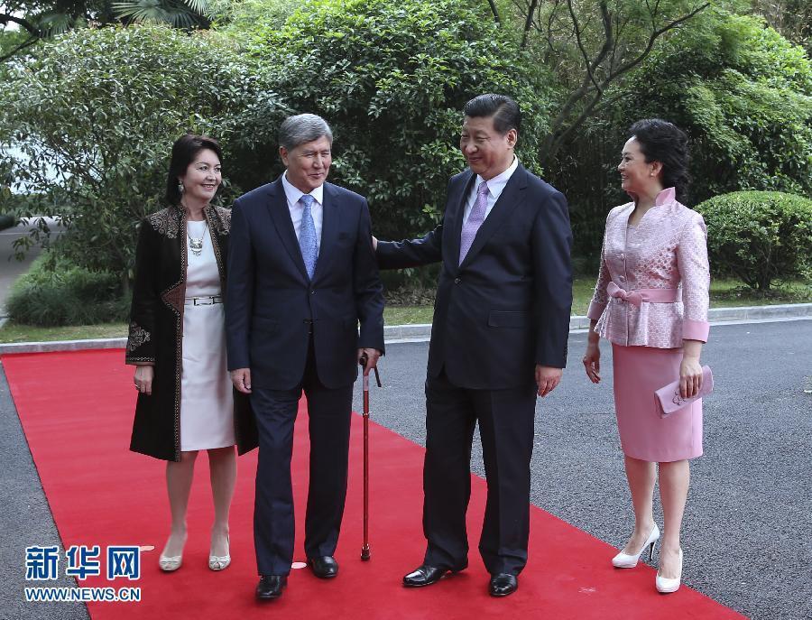 會(huì)談前，習(xí)近平在上海西郊會(huì)議中心廣場(chǎng)為阿坦巴耶夫舉行歡迎儀式。新華社記者 蘭紅光 攝 