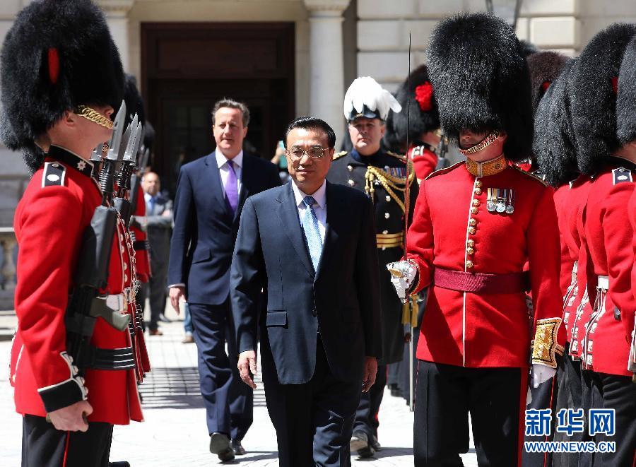 6月17日，國務院總理李克強在倫敦唐寧街10號首相府同英國首相卡梅倫舉行中英總理年度會晤。這是會晤前，卡梅倫為李克強舉行隆重的歡迎儀式。新華社記者 龐興雷 攝