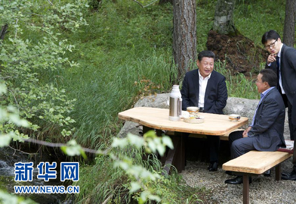 8月22日，國(guó)家主席習(xí)近平同蒙古國(guó)總統(tǒng)額勒貝格道爾吉在烏蘭巴托市郊的總統(tǒng)官邸再次會(huì)晤。這是習(xí)近平同額勒貝格道爾吉會(huì)晤后在溪畔飲茶。新華社記者 黃敬文 攝