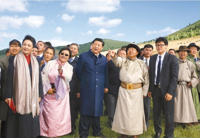 　　八月二十二日，國(guó)家主席習(xí)近平在蒙古國(guó)總統(tǒng)額勒貝格道爾吉陪同下前往烏蘭巴托市郊觀看那達(dá)慕。這是習(xí)近平和夫人彭麗媛同額勒貝格道爾吉夫婦觀看表演。新華社記者　鞠鵬攝