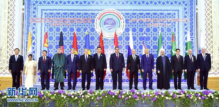 9月12日，上海合作組織成員國(guó)元首理事會(huì)第十四次會(huì)議在塔吉克斯坦首都杜尚別舉行。國(guó)家主席習(xí)近平出席會(huì)議并發(fā)表重要講話(huà)。這是與會(huì)成員國(guó)元首、觀察員國(guó)領(lǐng)導(dǎo)人或代表、主席國(guó)客人以及有關(guān)國(guó)際和地區(qū)組織代表集體合影。新華社記者李濤攝 