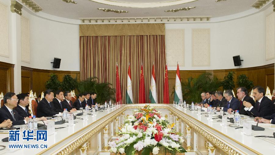 9月13日，國(guó)家主席習(xí)近平在杜尚別同塔吉克斯坦總統(tǒng)拉赫蒙舉行會(huì)談。 新華社記者謝環(huán)馳攝 