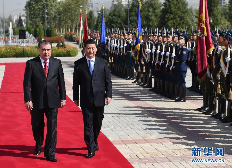 9月13日，國家主席習(xí)近平在杜尚別同塔吉克斯坦總統(tǒng)拉赫蒙舉行會談。會談前，拉赫蒙在民族宮前廣場為習(xí)近平舉行隆重的歡迎儀式。新華社記者馬占成攝 