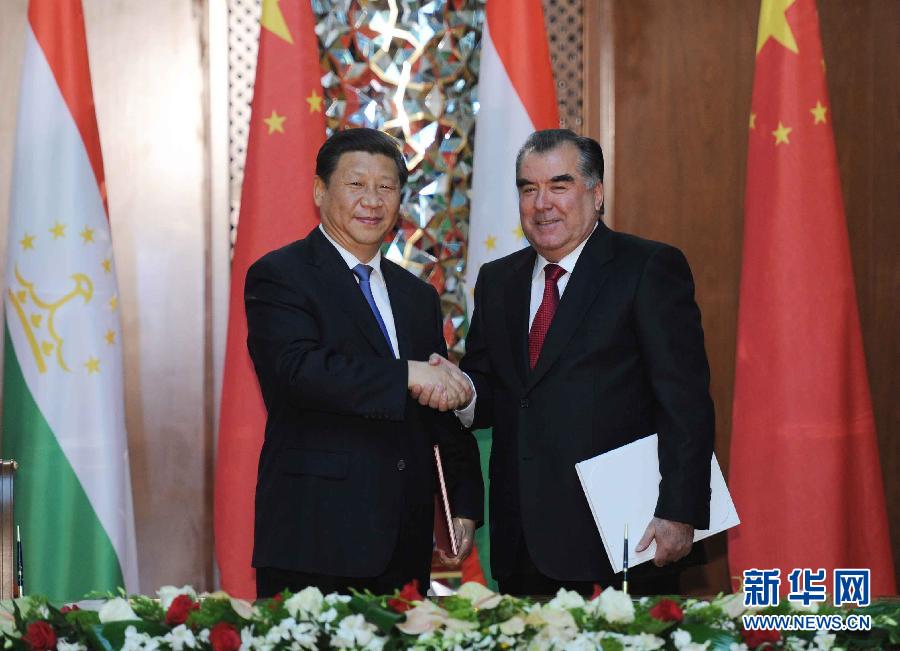9月13日，國家主席習(xí)近平和塔吉克斯坦總統(tǒng)拉赫蒙在杜尚別共同簽署《中塔關(guān)于進一步發(fā)展和深化戰(zhàn)略伙伴關(guān)系的聯(lián)合宣言》。新華社記者謝環(huán)馳攝 