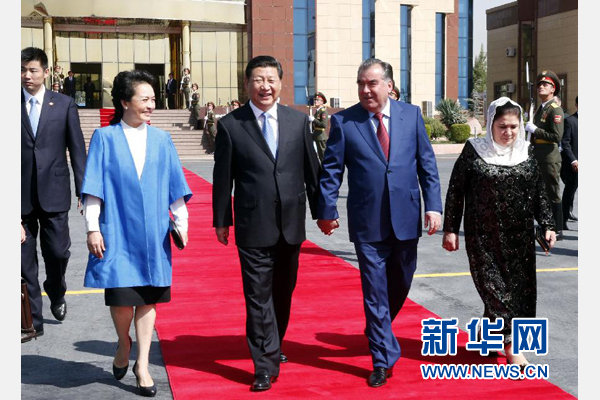 9月14日，國家主席習(xí)近平結(jié)束對(duì)塔吉克斯坦的國事訪問，乘坐專機(jī)離開杜尚別。拉赫蒙總統(tǒng)夫婦專程到機(jī)場為習(xí)近平和夫人彭麗媛送行。新華社記者 鞠鵬 攝 