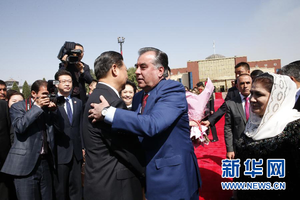 9月14日，國家主席習(xí)近平結(jié)束對(duì)塔吉克斯坦的國事訪問，乘坐專機(jī)離開杜尚別。拉赫蒙總統(tǒng)夫婦專程到機(jī)場為習(xí)近平和夫人彭麗媛送行。新華社記者 鞠鵬 攝 