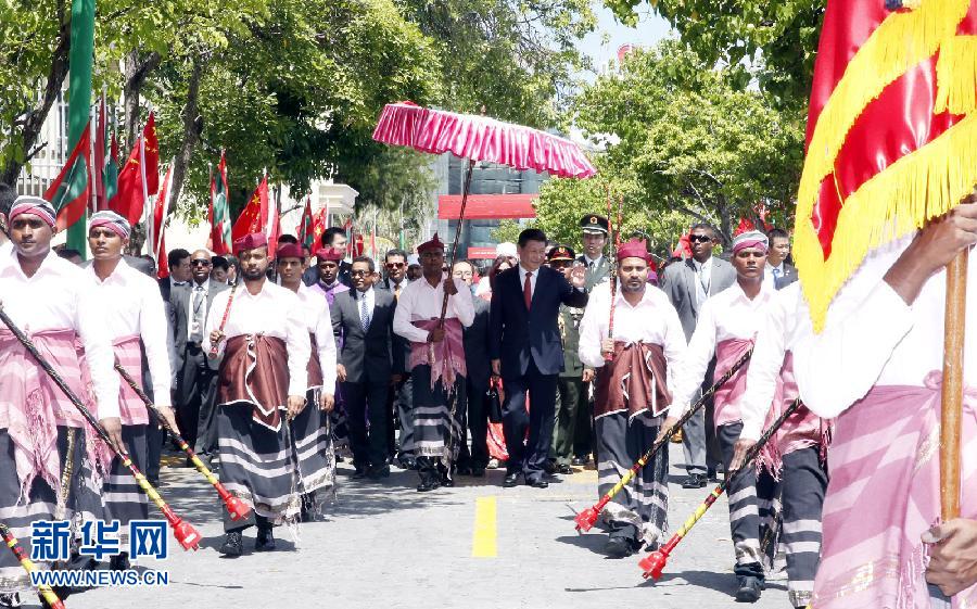 9月15日，國(guó)家主席習(xí)近平同馬爾代夫總統(tǒng)亞明在馬累舉行會(huì)談。會(huì)談前，亞明在共和國(guó)廣場(chǎng)為習(xí)近平舉行歡迎儀式。 新華社記者 鞠鵬 攝