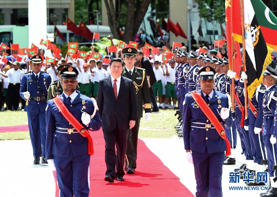 9月15日，國(guó)家主席習(xí)近平同馬爾代夫總統(tǒng)亞明在馬累舉行會(huì)談。會(huì)談前，亞明在共和國(guó)廣場(chǎng)為習(xí)近平舉行歡迎儀式。 新華社記者 馬占成 攝 