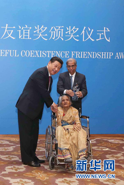 9月19日，國家主席習(xí)近平在新德里會(huì)見印度友好人士、友好團(tuán)體代表，并頒發(fā)和平共處五項(xiàng)原則友誼獎(jiǎng)，表彰他們長期致力于中印友好事業(yè)。新華社記者龐興雷攝 