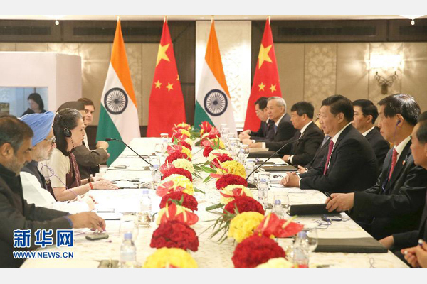 9月19日，國家主席習(xí)近平在新德里會見印度國大黨主席索尼婭&middot;甘地和前總理辛格。 新華社記者姚大偉攝