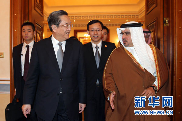 11月6日，正在巴林進(jìn)行正式友好訪問(wèn)的全國(guó)政協(xié)主席俞正聲在麥納麥會(huì)見(jiàn)巴林王儲(chǔ)薩勒曼。 新華社記者劉衛(wèi)兵攝