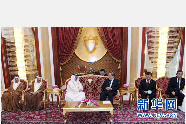 11月6日，正在巴林進(jìn)行正式友好訪問(wèn)的全國(guó)政協(xié)主席俞正聲在麥納麥會(huì)見(jiàn)巴林國(guó)王哈馬德。 新華社記者 張鐸 攝