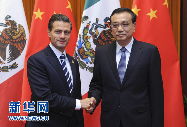 11月11日，國(guó)務(wù)院總理李克強(qiáng)在北京人民大會(huì)堂會(huì)見(jiàn)來(lái)華進(jìn)行國(guó)事訪問(wèn)并出席亞太經(jīng)合組織第二十二次領(lǐng)導(dǎo)人非正式會(huì)議的墨西哥總統(tǒng)培尼亞。新華社記者張鐸 攝 