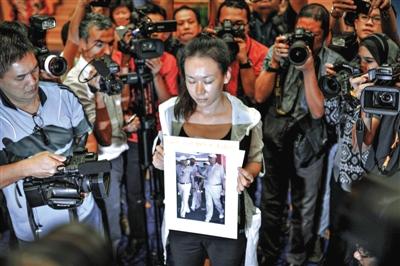 1月29日，在得知即將召開有關(guān)MH370的發(fā)布會后，一些乘客家屬成員到場。