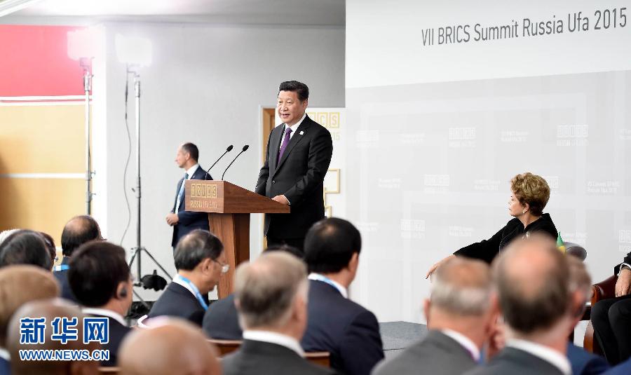 7月9日，金磚國(guó)家領(lǐng)導(dǎo)人同金磚國(guó)家工商理事會(huì)代表對(duì)話會(huì)在俄羅斯烏法舉行。中國(guó)國(guó)家主席習(xí)近平、俄羅斯總統(tǒng)普京、巴西總統(tǒng)羅塞夫、印度總理莫迪、南非總統(tǒng)祖馬等共同出席。新華社記者 張鐸 攝 