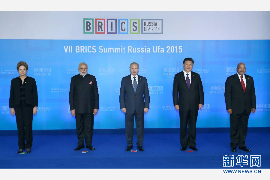 7月9日，金磚國家領導人第七次會晤在俄羅斯烏法舉行。中國國家主席習近平、俄羅斯總統(tǒng)普京、巴西總統(tǒng)羅塞夫、印度總理莫迪、南非總統(tǒng)祖馬出席。這是金磚國家領導人集體合影。新華社記者 龐興雷 攝