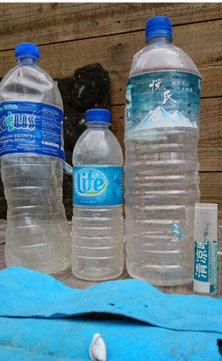 MH370之謎新證據(jù)？留尼汪島現(xiàn)兩馬來礦泉水瓶 一中國藥膏