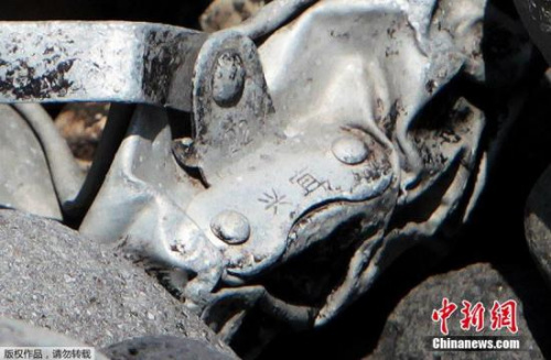 圖為疑似飛機(jī)金屬殘片上刻有中文“宜興”兩字。