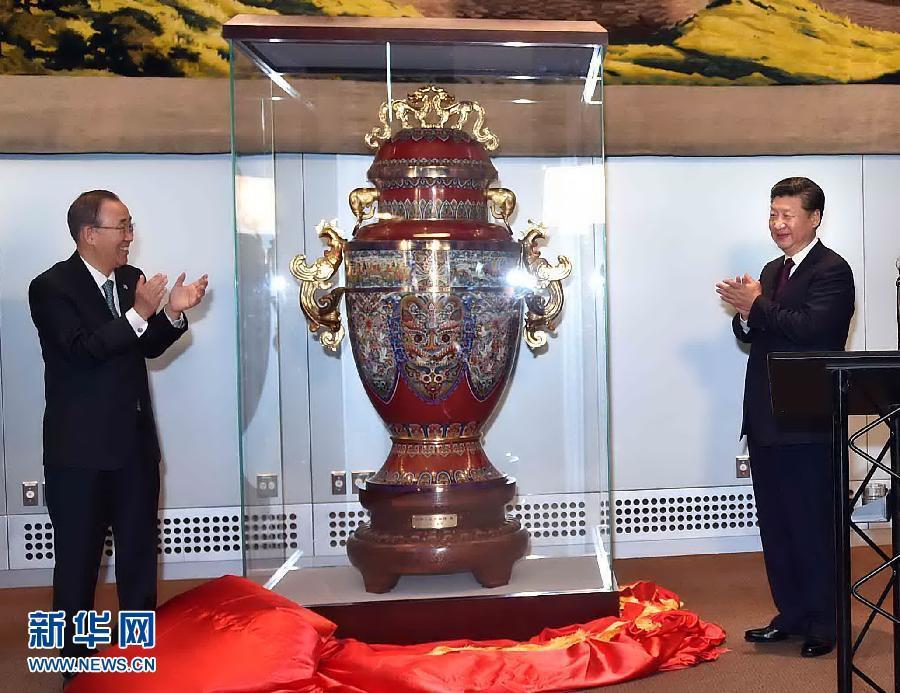 9月27日，國(guó)家主席習(xí)近平在紐約出席中國(guó)向聯(lián)合國(guó)贈(zèng)送&ldquo;和平尊&rdquo;儀式。聯(lián)合國(guó)秘書長(zhǎng)潘基文出席。 新華社記者 李濤 攝 