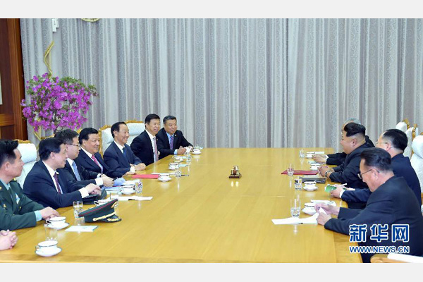 10月9日，中共中央政治局常委、中央書記處書記劉云山在平壤百花園迎賓館會見朝鮮勞動黨第一書記金正恩。 新華社記者 李濤 攝 