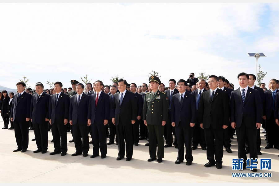 10月11日，中共中央政治局常委、中央書記處書記劉云山專程趕赴安州祭掃中國人民志愿軍烈士陵園，向中國人民志愿軍烈士敬獻(xiàn)花籃并默哀。 新華社記者 饒愛民 攝