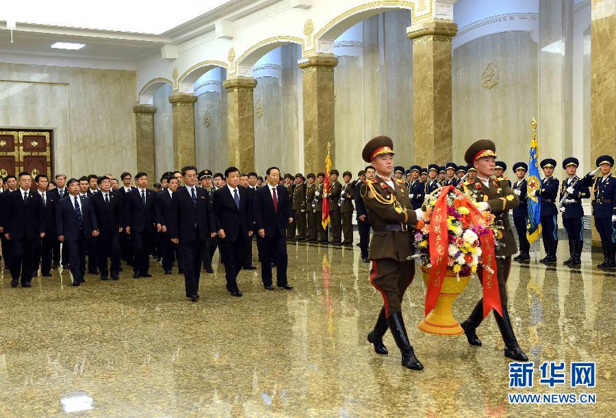 10月11日，中共中央政治局常委、中央書記處書記劉云山前往錦繡山太陽宮，向金日成主席和金正日總書記塑像敬獻(xiàn)花籃。 新華社記者饒愛民攝