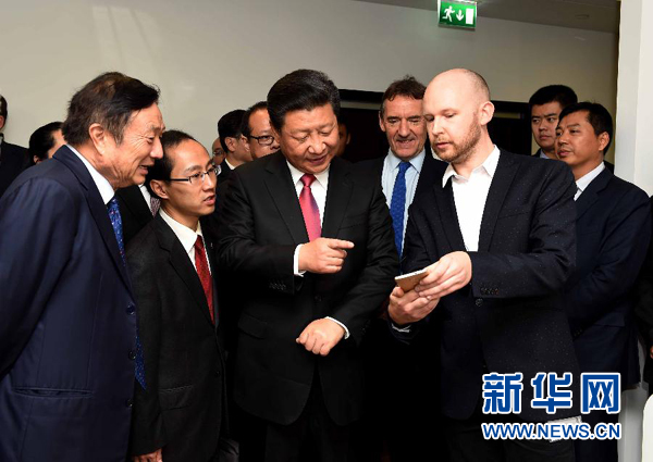 10月21日，國家主席習(xí)近平在倫敦參觀華為英國公司。 新華社記者 饒愛民 攝