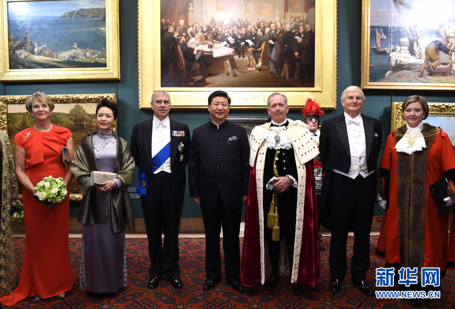 當(dāng)?shù)貢r間10月21日，國家主席習(xí)近平在倫敦金融城市政廳發(fā)表題為《共倡開放包容共促和平發(fā)展》的重要演講。這是習(xí)近平和夫人彭麗媛同嘉賓合影。 新華社記者 饒愛民 攝