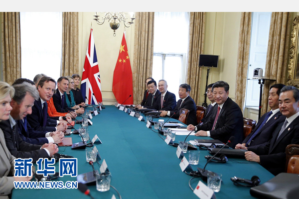 10月21日，國家主席習(xí)近平在倫敦唐寧街首相府同英國首相卡梅倫舉行會(huì)談。 新華社記者 鞠鵬 攝 