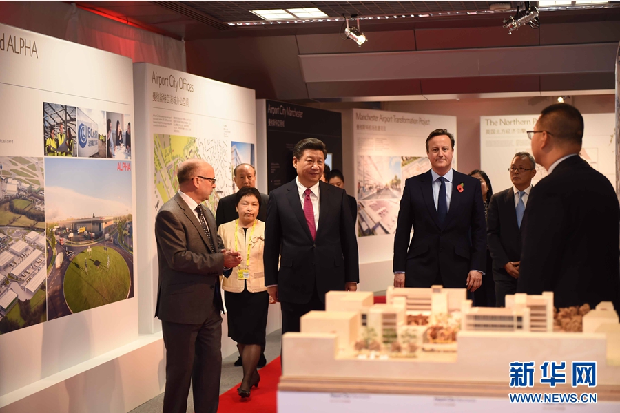 10月23日，國家主席習(xí)近平在英國首相卡梅倫陪同下，參觀曼徹斯特空港城項目。這是習(xí)近平和卡梅倫共同參觀曼徹斯特空港城發(fā)展規(guī)劃圖片展和空港城中國園模型。 新華社記者 張鐸 攝