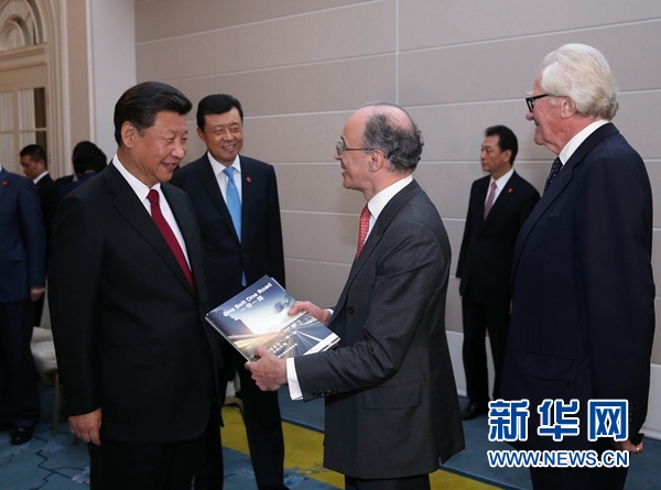 10月22日，國家主席習近平在倫敦集體會見英國前首相布朗等英國友人。新華社記者 龐興雷 攝 