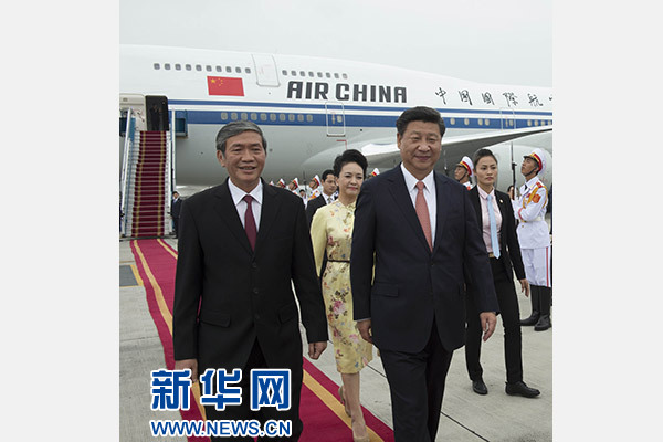 11月5日，中共中央總書(shū)記、國(guó)家主席習(xí)近平抵達(dá)越南首都河內(nèi)，開(kāi)始對(duì)越南進(jìn)行國(guó)事訪問(wèn)。這是越南高級(jí)官員到機(jī)場(chǎng)迎接習(xí)近平和夫人彭麗媛。新華社記者李學(xué)仁攝