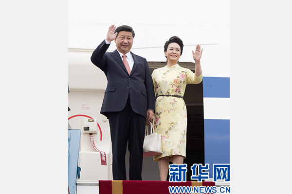 11月5日，中共中央總書(shū)記、國(guó)家主席習(xí)近平抵達(dá)越南首都河內(nèi)，開(kāi)始對(duì)越南進(jìn)行國(guó)事訪問(wèn)。這是習(xí)近平和夫人彭麗媛步出艙門向歡迎人群揮手致意。新華社記者 李學(xué)仁 攝