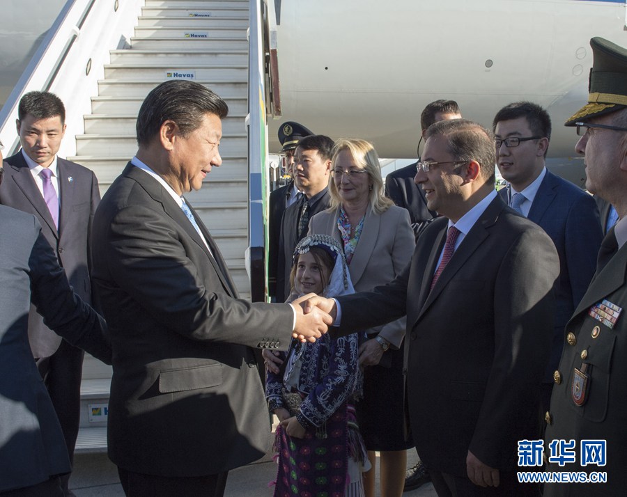  11月14日，國家主席習(xí)近平抵達土耳其安塔利亞，應(yīng)土耳其共和國總統(tǒng)埃爾多安邀請，出席二十國集團領(lǐng)導(dǎo)人第十次峰會。土耳其高級官員到機場迎接習(xí)近平主席一行。新華社記者 李學(xué)仁 攝 