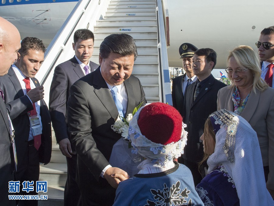 11月14日，國家主席習(xí)近平抵達土耳其安塔利亞，應(yīng)土耳其共和國總統(tǒng)埃爾多安邀請，出席二十國集團領(lǐng)導(dǎo)人第十次峰會。這是土耳其兒童向習(xí)近平主席獻花。新華社記者 李學(xué)仁 攝 