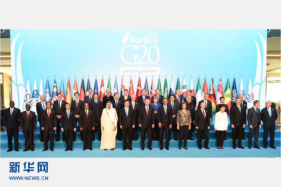 11月15日，中國國家主席習(xí)近平出席在土耳其安塔利亞舉行的二十國集團領(lǐng)導(dǎo)人第十次峰會。這是習(xí)近平主席同與會領(lǐng)導(dǎo)人合影。 新華社記者李學(xué)仁 攝 