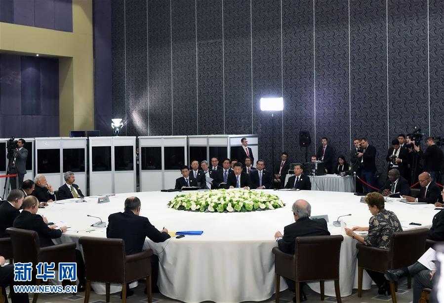  11月15日，金磚國家領(lǐng)導人非正式會晤在土耳其安塔利亞舉行，中國國家主席習近平、俄羅斯總統(tǒng)普京、印度總理莫迪、南非總統(tǒng)祖馬、巴西總統(tǒng)羅塞夫出席。習近平在會上發(fā)表題為《開拓機遇應對挑戰(zhàn)》的重要講話。 新華社記者 饒愛民 攝 