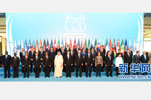 11月15日，二十國集團領(lǐng)導(dǎo)人第十次峰會在土耳其安塔利亞舉行。國家主席習(xí)近平出席并發(fā)表題為《創(chuàng)新增長路徑共享發(fā)展成果》的重要講話。這是習(xí)近平主席同與會領(lǐng)導(dǎo)人合影。 新華社記者 李學(xué)仁 攝