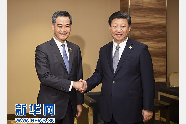 11月18日，國家主席習(xí)近平在菲律賓馬尼拉會(huì)見前來出席亞太經(jīng)合組織第二十三次領(lǐng)導(dǎo)人非正式會(huì)議的香港特別行政區(qū)行政長(zhǎng)官梁振英。新華社記者謝環(huán)馳攝