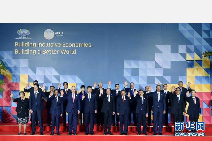 這是會(huì)議開始前，國(guó)家主席習(xí)近平同其他亞太經(jīng)合組織成員經(jīng)濟(jì)體領(lǐng)導(dǎo)人、代表合影。 新華社記者 姚大偉 攝