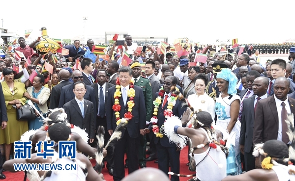 12月1日，中國國家主席習(xí)近平乘專機(jī)抵達(dá)津巴布韋首都哈拉雷，開始對津巴布韋進(jìn)行國事訪問。津巴布韋總統(tǒng)穆加貝在機(jī)場舉行隆重歡迎儀式。這是當(dāng)?shù)孛癖娞饸g快熱情的傳統(tǒng)舞蹈，歡迎習(xí)近平和彭麗媛到訪。新華社記者 謝環(huán)馳 攝 