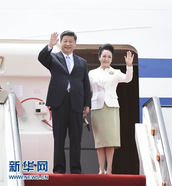 12月1日，中國國家主席習(xí)近平乘專機(jī)抵達(dá)津巴布韋首都哈拉雷，開始對津巴布韋進(jìn)行國事訪問。津巴布韋總統(tǒng)穆加貝在機(jī)場舉行隆重歡迎儀式。這是習(xí)近平和夫人彭麗媛向歡迎人群揮手致意。新華社記者 謝環(huán)馳 攝 