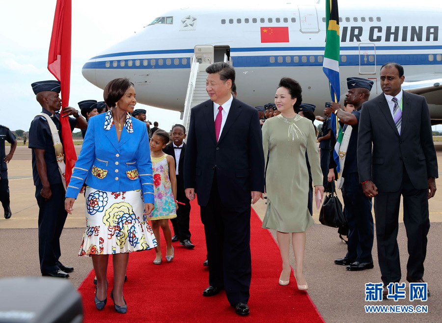 12月2日，國(guó)家主席習(xí)近平抵達(dá)南非首都比勒陀利亞，開始對(duì)南非進(jìn)行國(guó)事訪問。南非外長(zhǎng)馬沙巴內(nèi)等政府高級(jí)官員到機(jī)場(chǎng)迎接習(xí)近平和夫人彭麗媛。新華社記者蘭紅光攝