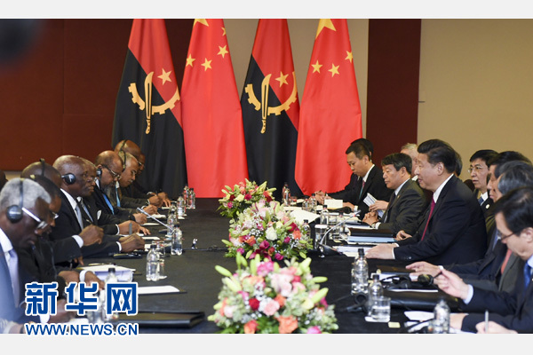 12月3日，國家主席習(xí)近平在約翰內(nèi)斯堡會見安哥拉總統(tǒng)多斯桑托斯。 新華社記者 謝環(huán)馳 攝