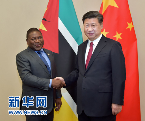 12月3日，國家主席習(xí)近平在約翰內(nèi)斯堡會見莫桑比克總統(tǒng)紐西。新華社記者 李濤 攝 