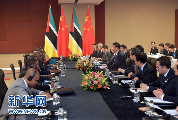 12月3日，國家主席習(xí)近平在約翰內(nèi)斯堡會見莫桑比克總統(tǒng)紐西。新華社記者 李濤 攝 