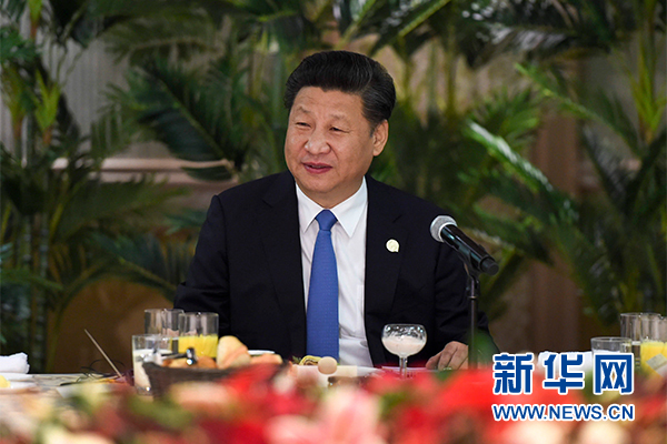 12月4日，國(guó)家主席習(xí)近平在約翰內(nèi)斯堡集體會(huì)見(jiàn)13位非洲國(guó)家領(lǐng)導(dǎo)人。 新華社記者 謝環(huán)馳 攝