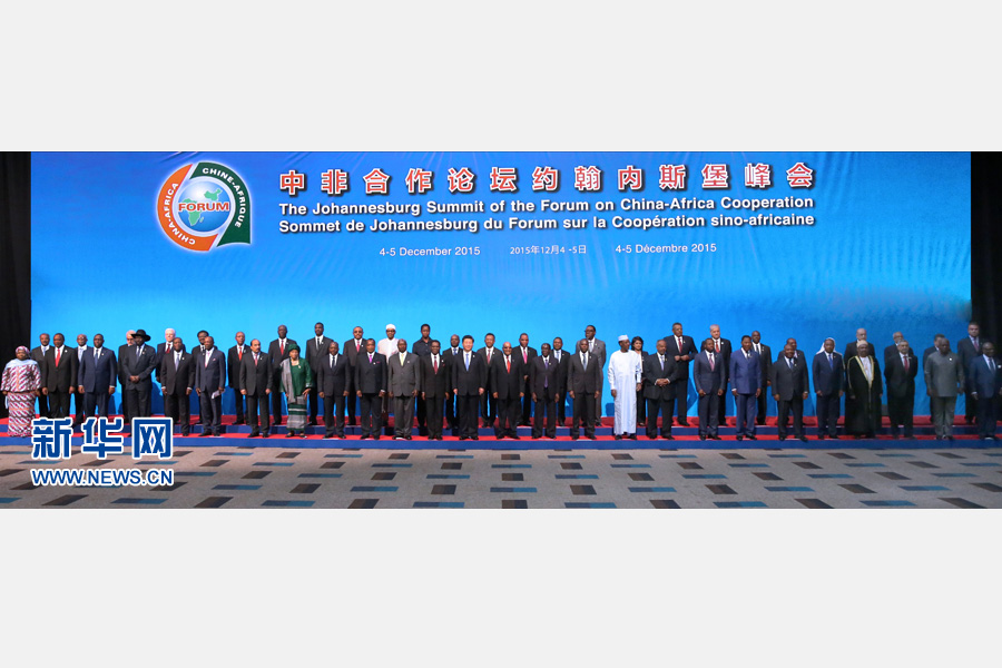 12月4日，國家主席習(xí)近平出席中非合作論壇約翰內(nèi)斯堡峰會開幕式并發(fā)表致辭。這是開幕式后，習(xí)近平同與會國家和地區(qū)組織領(lǐng)導(dǎo)人或代表集體合影。新華社記者龐興雷攝 